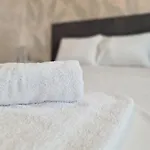 Family Garden - Bright 1br Apartment *